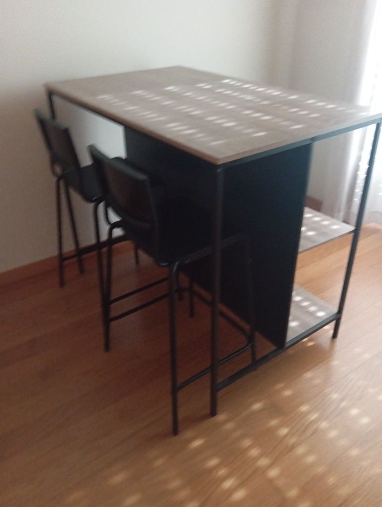 Mesa alta +cadeiras