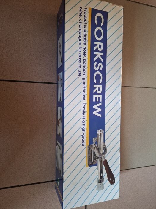 Korkociąg ścienny nowy