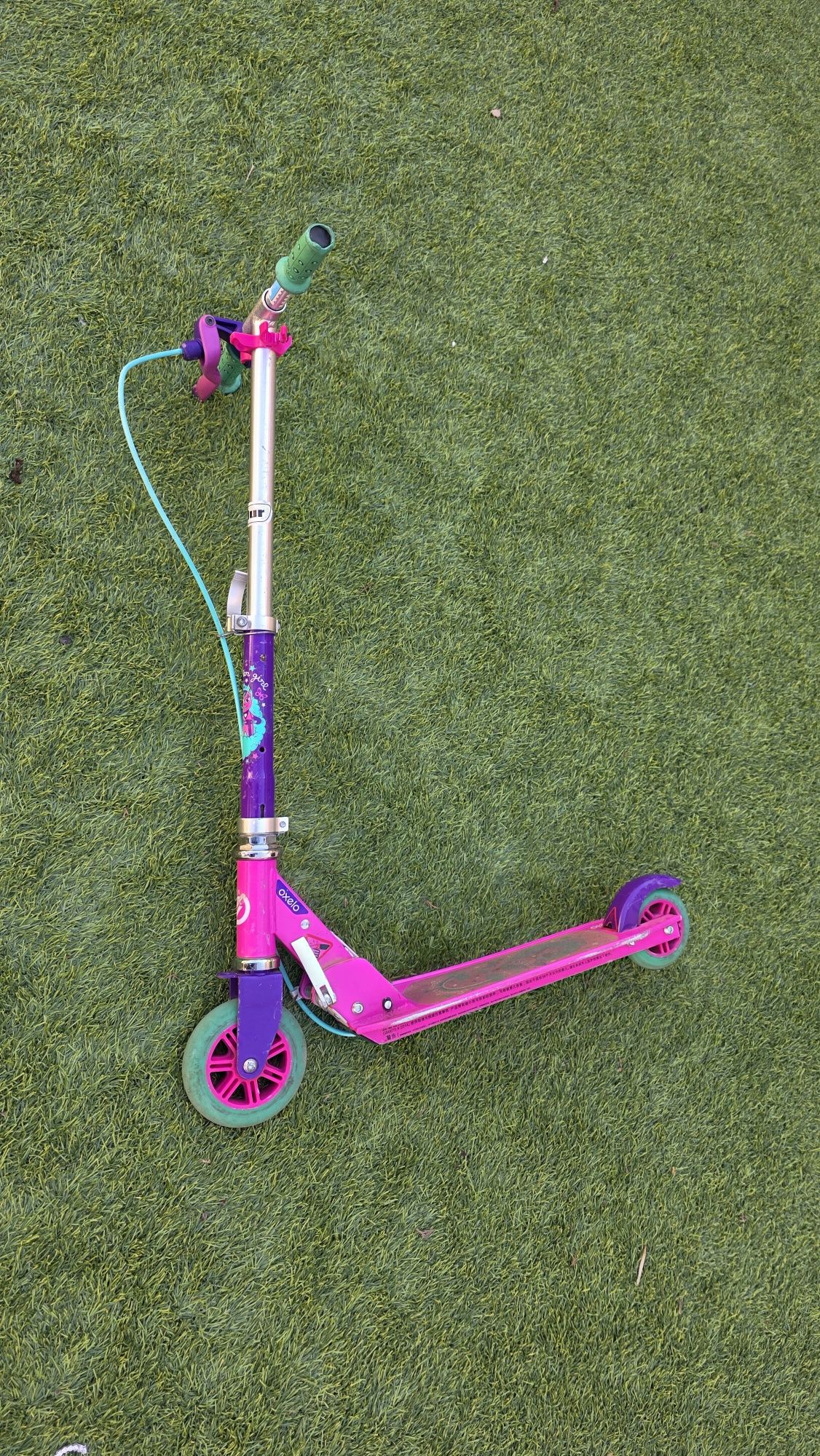 Bicicleta de menina e trotinete