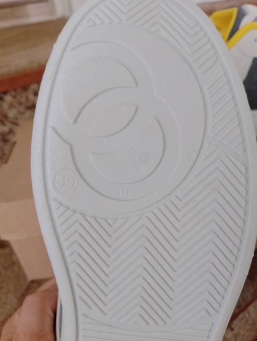 Жіночі Кросівки 39 р.