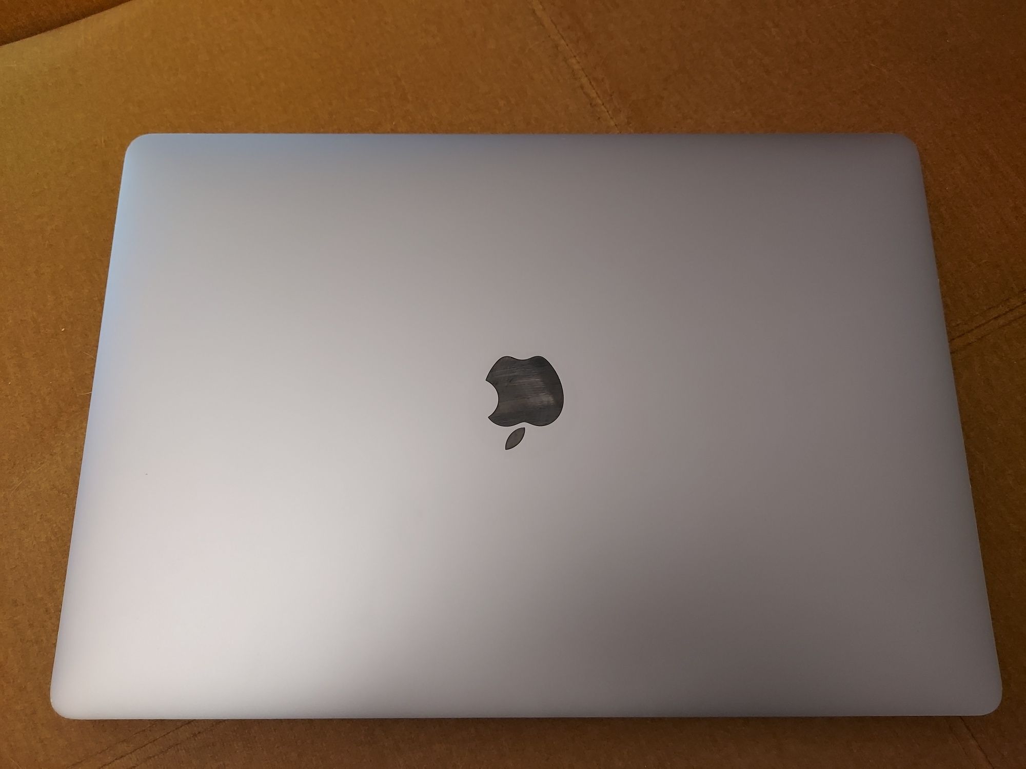 Macbook Pro 15, 2019, i9, 16/512, Radeon, Retina