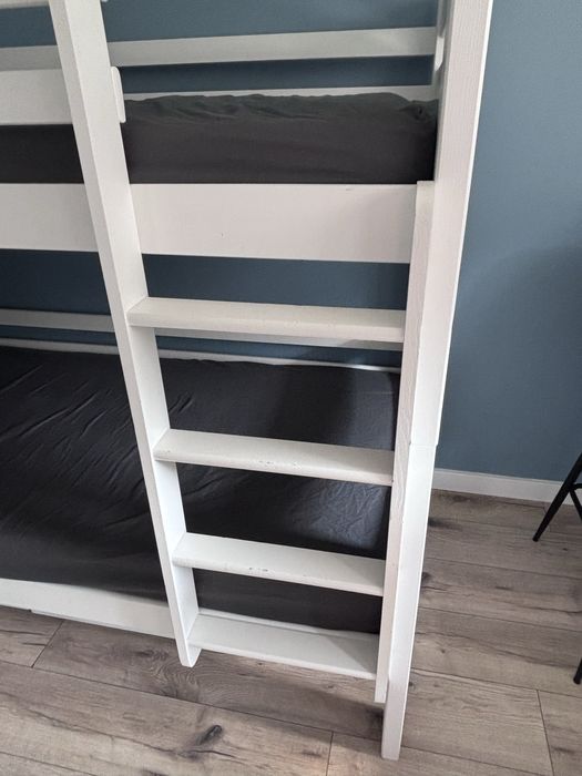 Łóżko piętrowe z materacami.