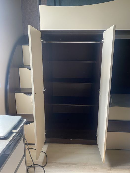 Двоярусне дитяче ліжко зі сходами, стінка, шафа