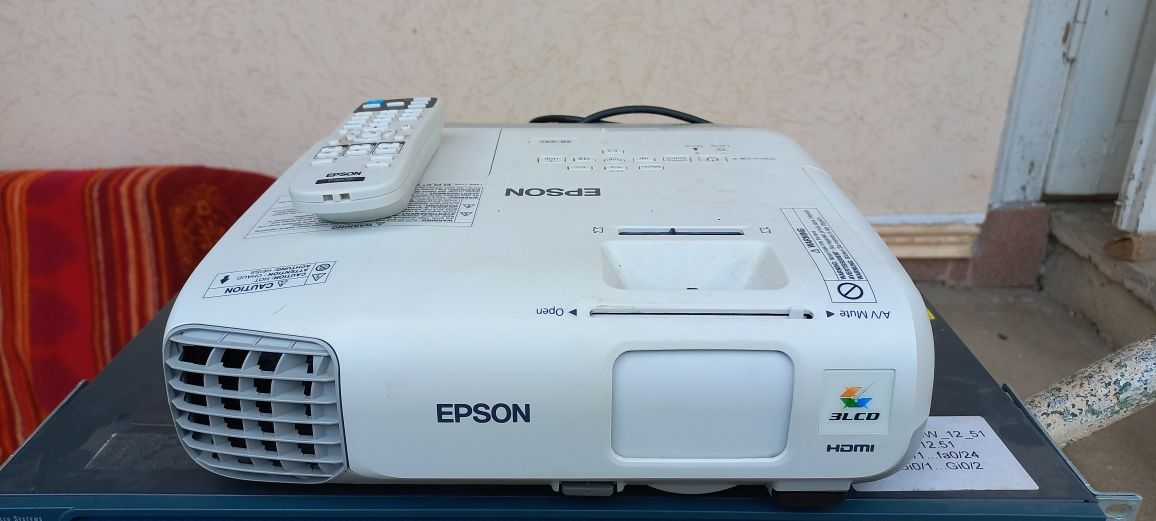 Epson lcd projector h581b