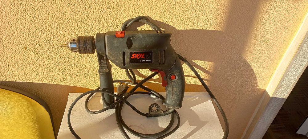 Ferramentas. FURADEIRA