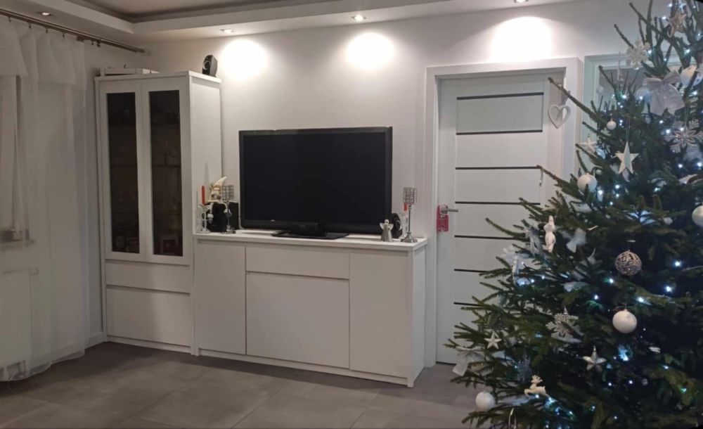 Witryna podświetlana z  komodą