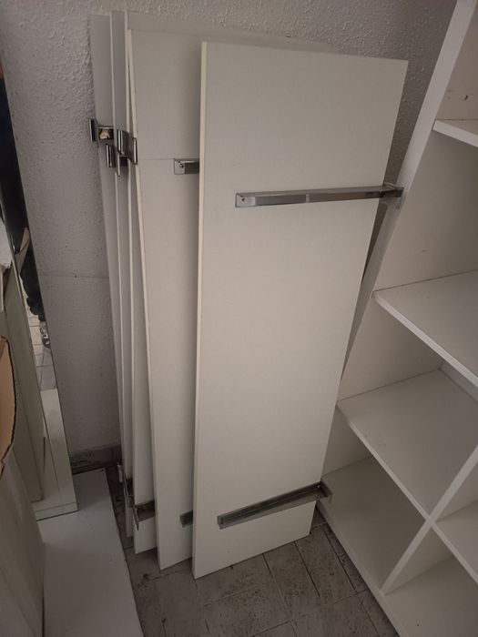 Prateleiras em madeira com suporte para multirégua