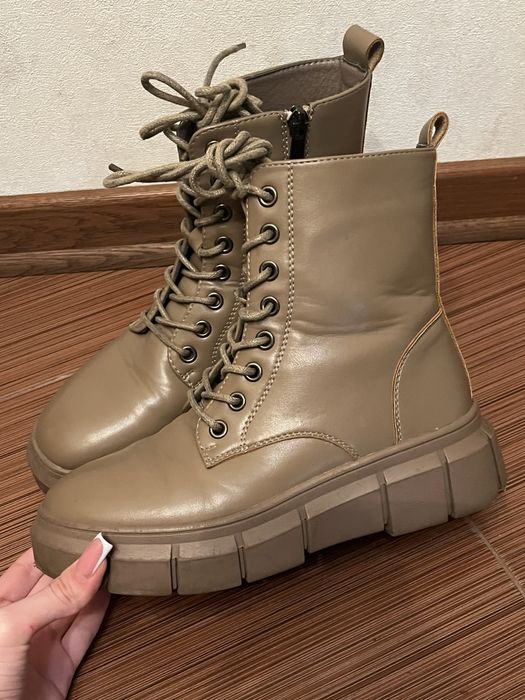 Черевики на тракторній платформі