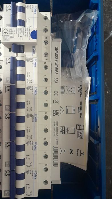 Quadro eletrico Solera com 14 modulos. Inclui disjuntores.