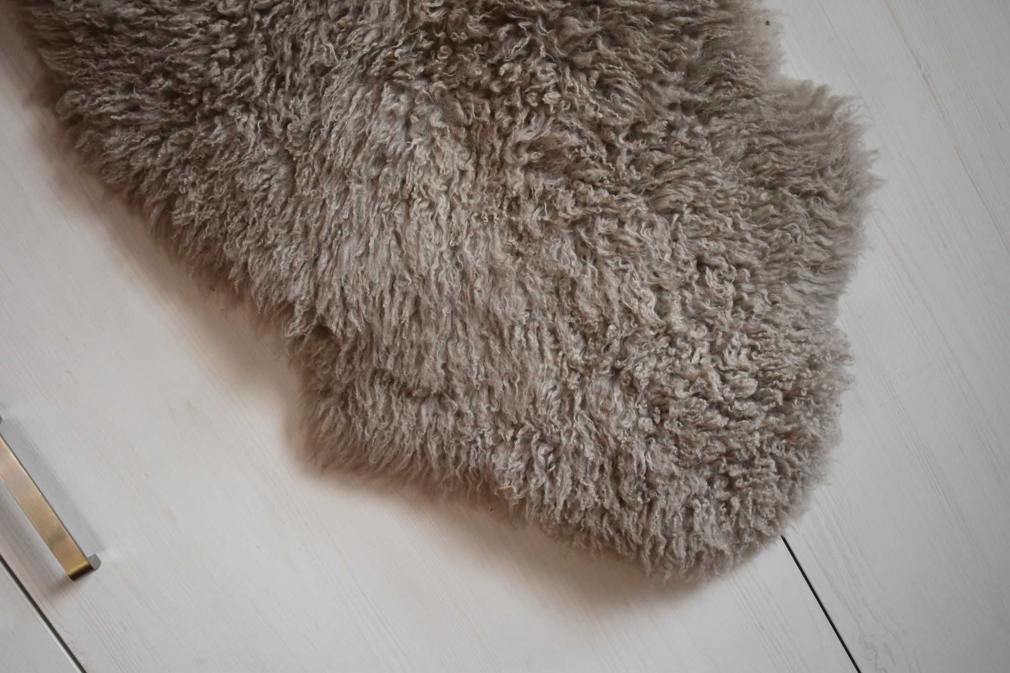 Skóra owcza dywanik dywan Ikea szary mały na podłogę naturalna ciepła
