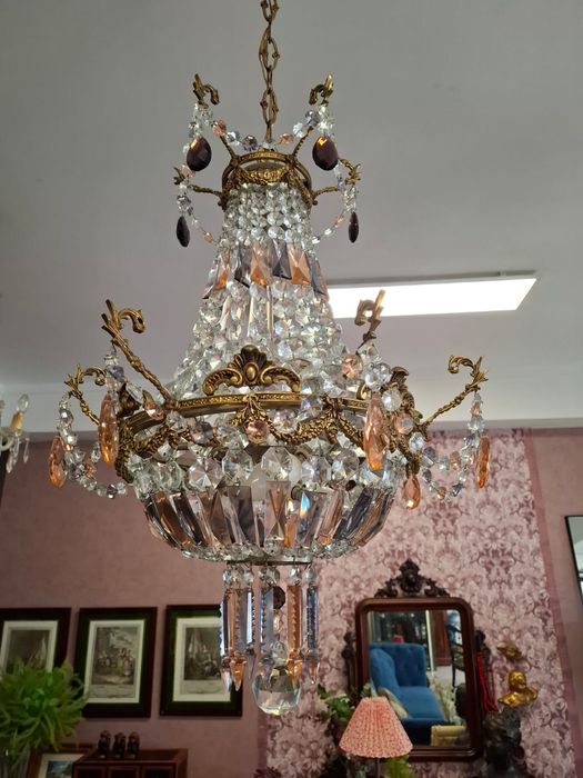 Lustre antigo em cristal e bronze - peça clássica e elegante.