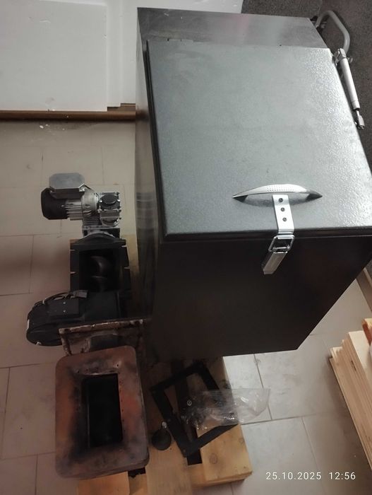 Podajnik żeliwny  na ekogroszek razem ze zbiornikiem i komputerem