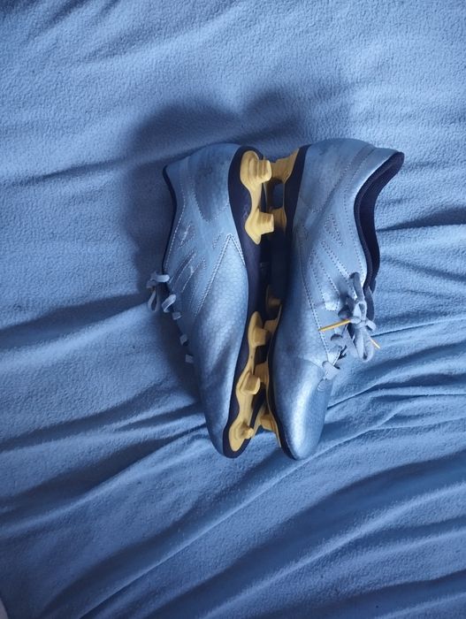 Pack de Equipamento de Futebol (Chuteiras, Luvas e Caneleiras)