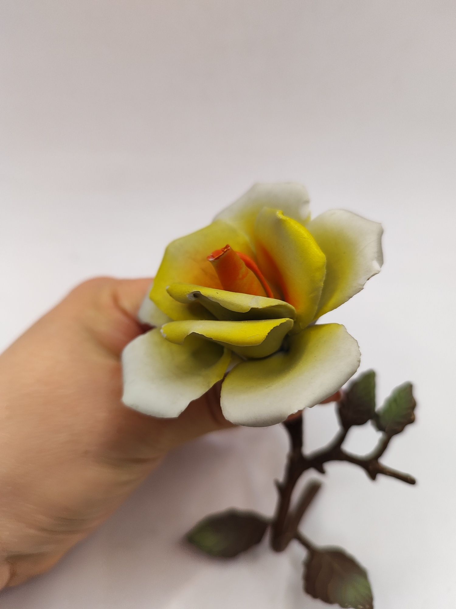 Róża kwiat Capodimonte metal porcelana piękna dekoracja