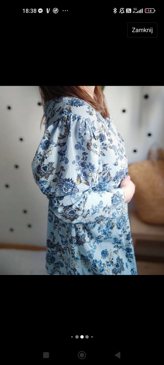 Błękitna sukienka w kwiaty z długim rękawem bufiaste rękawy