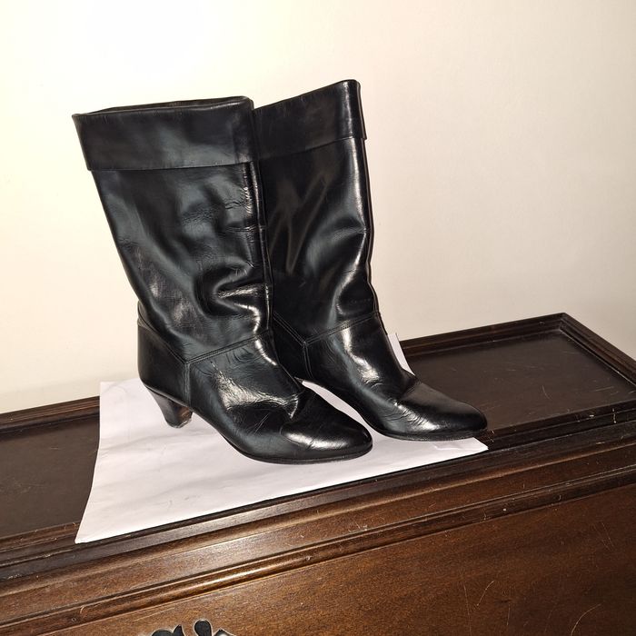 Botas em pele, pretas , com pequeno salto, número  37