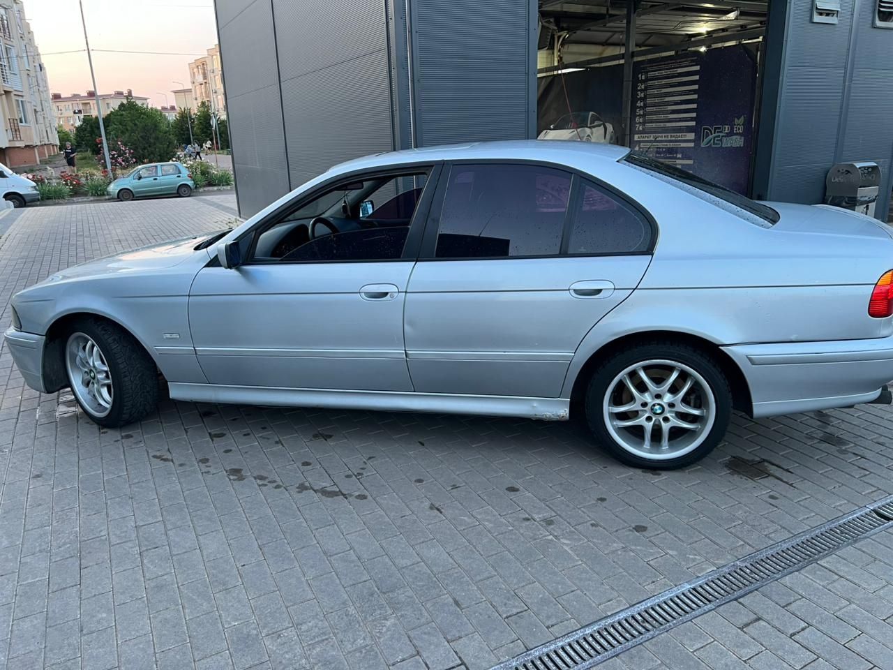 Продам BMW е 39 в шикарном состоянии вложение не требуется сел поехал