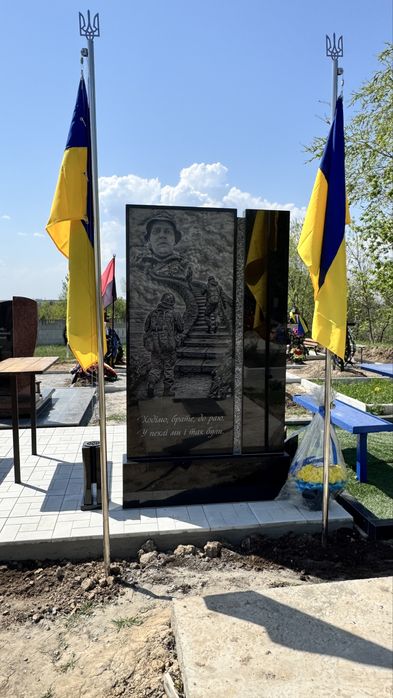 гранітні памʼятники військовим