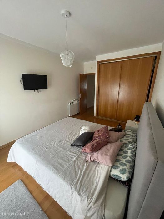 Apartamento c/ 2 quartos e 1 casa de banho