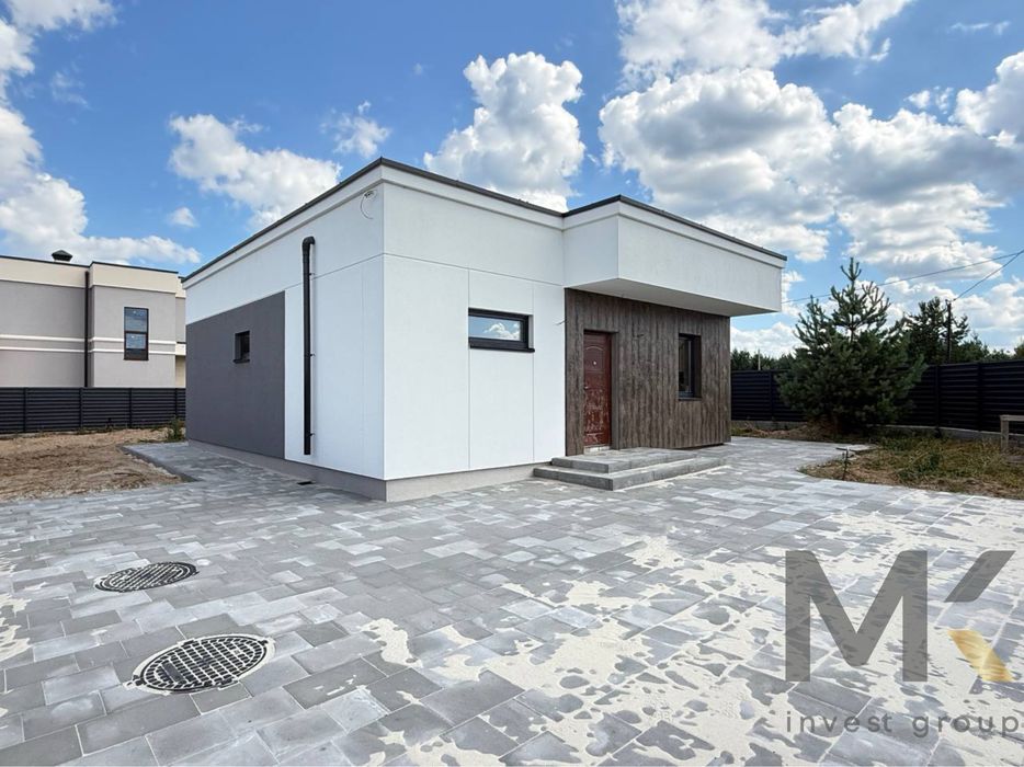 Одноповерховий будинок біля лісосмуги с. Бобриця