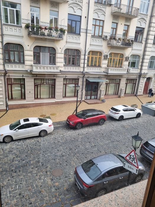 Подол, Андреевский спускск 2в, статусный дом, высокие потолки