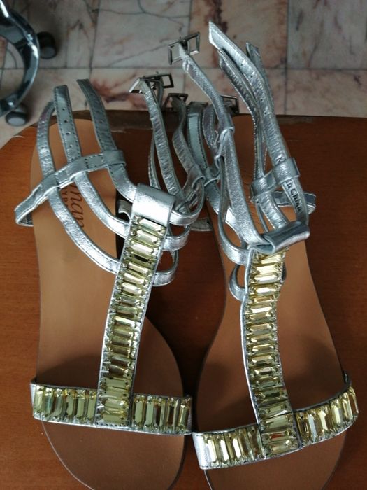 Sandalias com pedras amarelas
