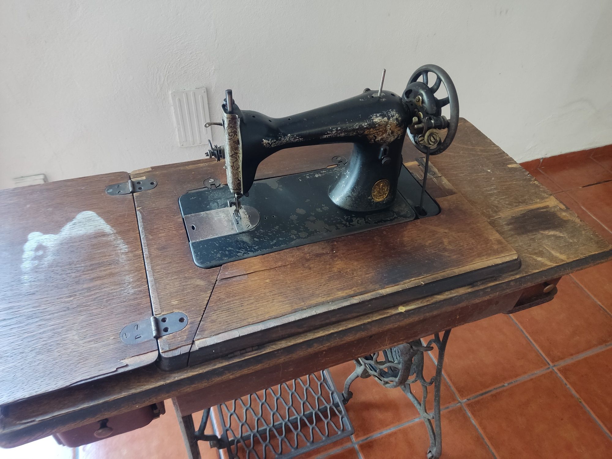 Máquina de costura antiga SINGER ano 1944 a precisar restauro