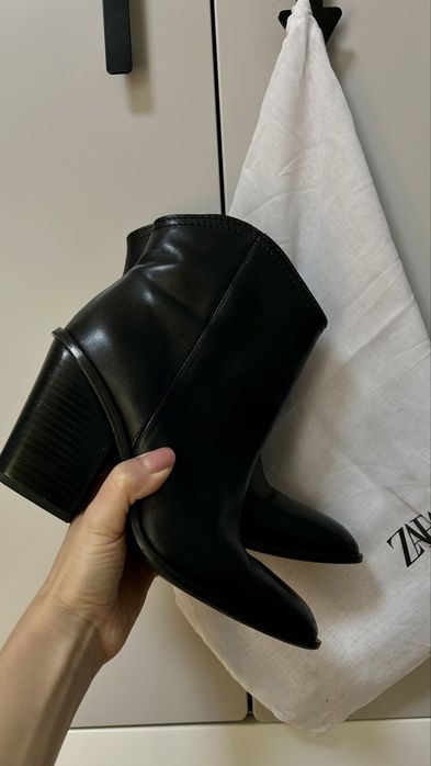 Продам шкіряні чоботи Zara
