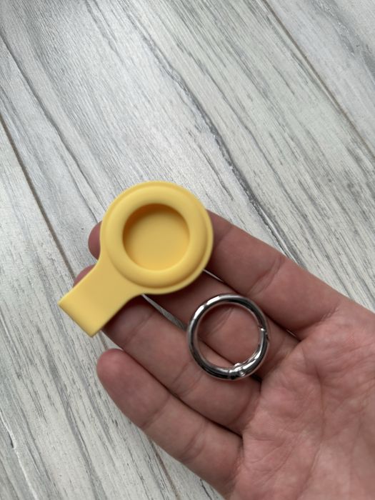 Żółte etui do Airtak brelok