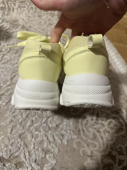 Tênis feminino Sinsay tamanho 38 (amarelo e roxo)