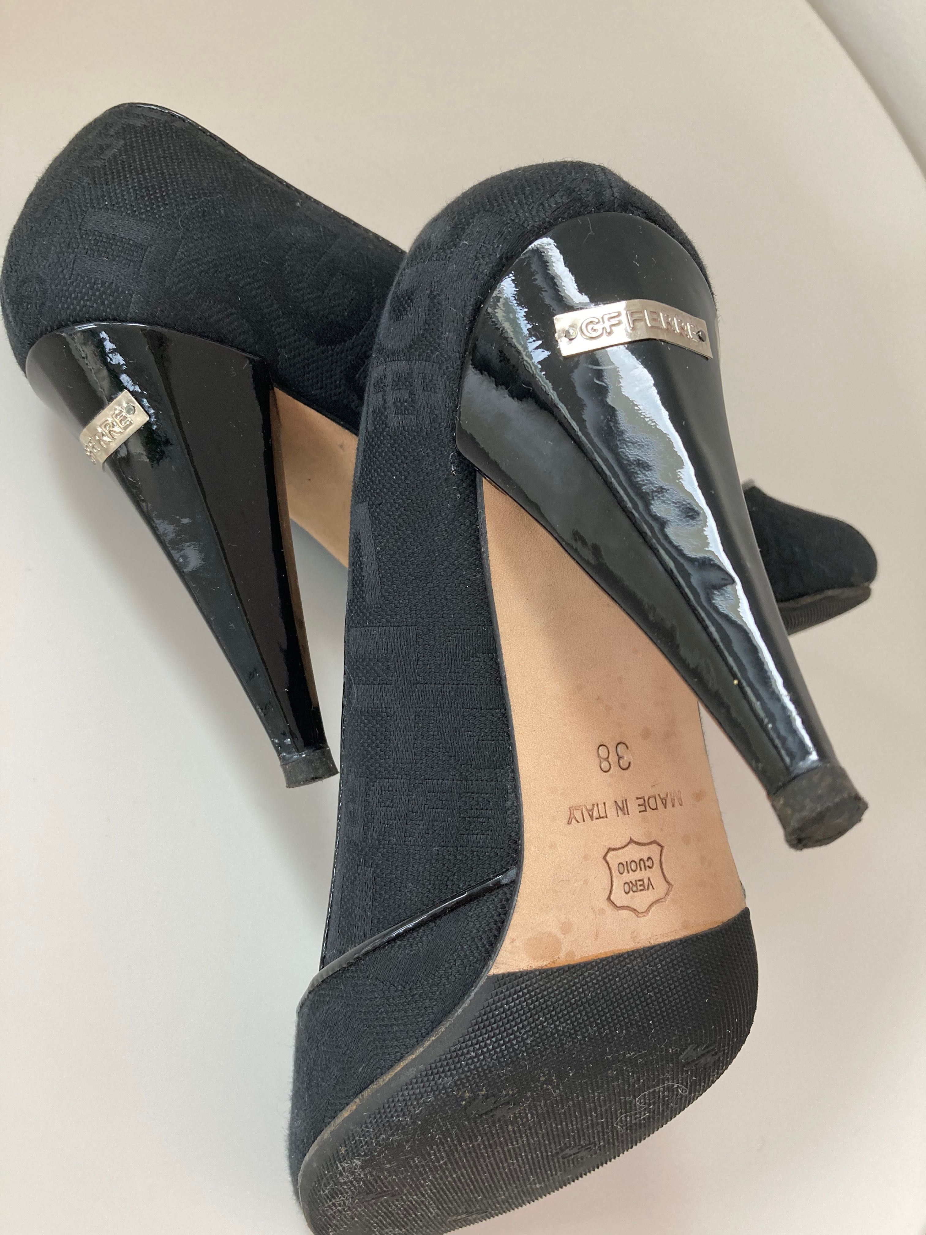 Buty Gianfranco Ferre r.38 czarne logowane pantofle czółenka