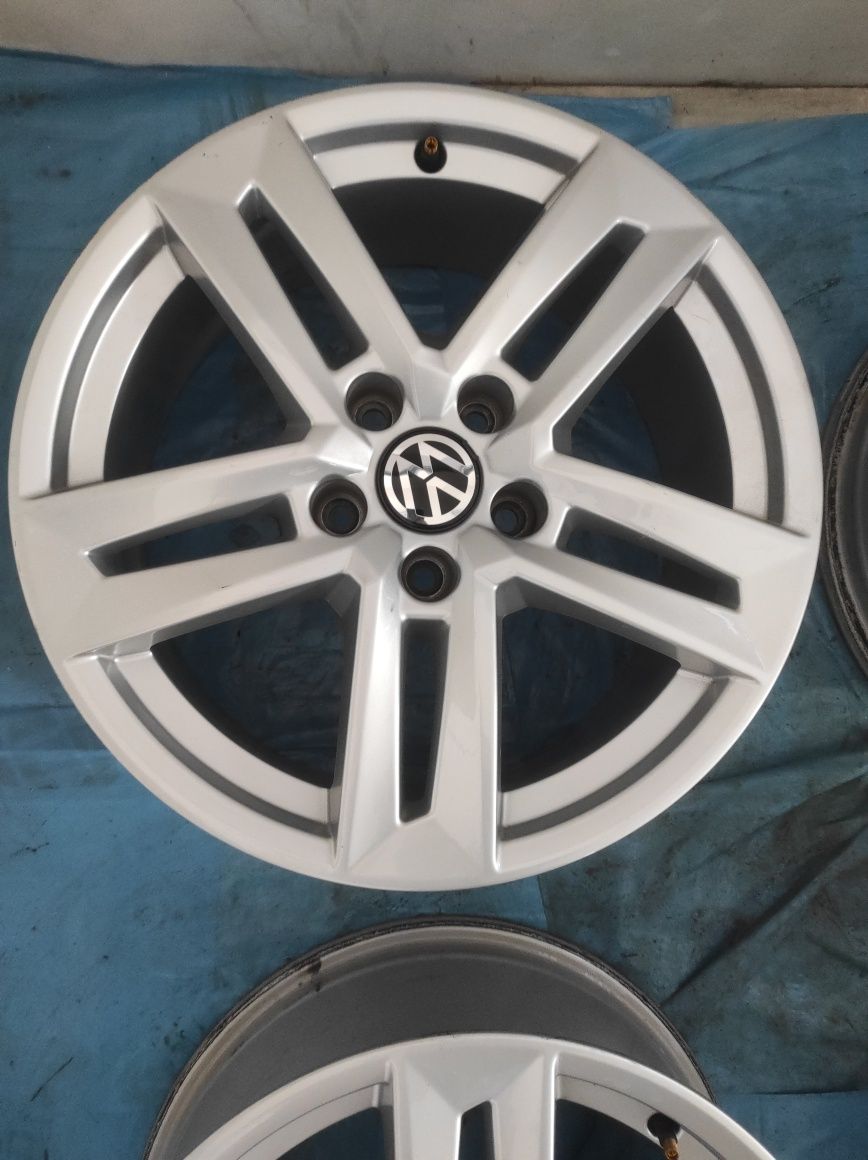 568 Felgi aluminiowe VW Volkswagen R 17 5x112 Bardzo Ładne