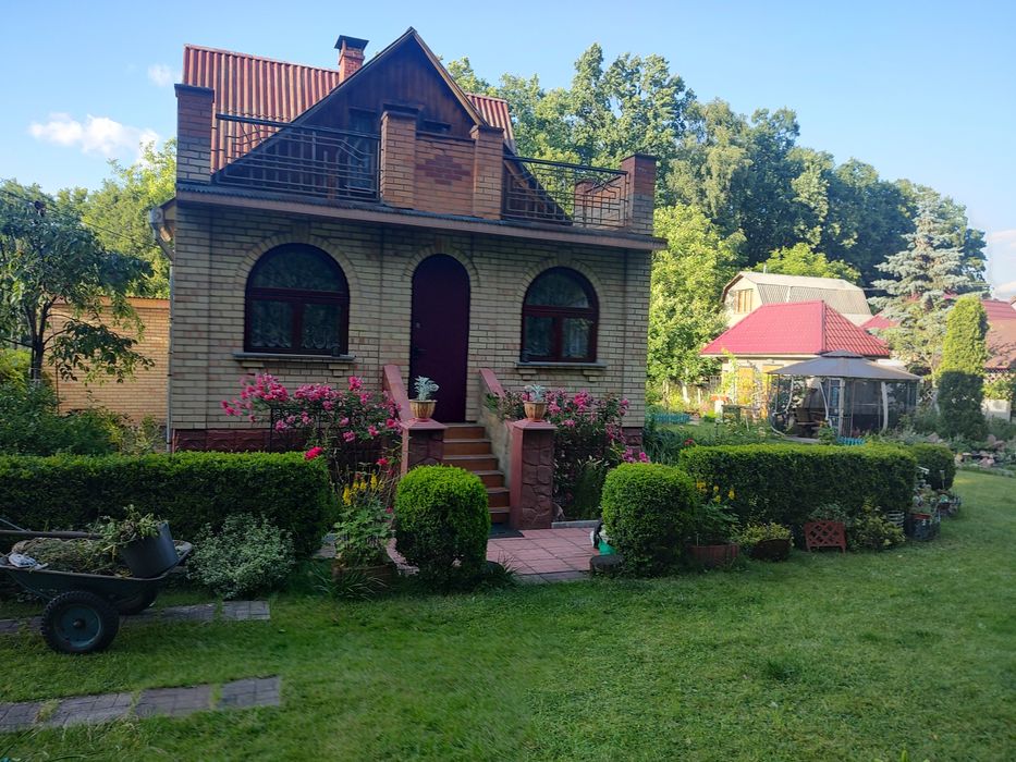 Стоянка, продаж будинку з ландшафтною ділянкою