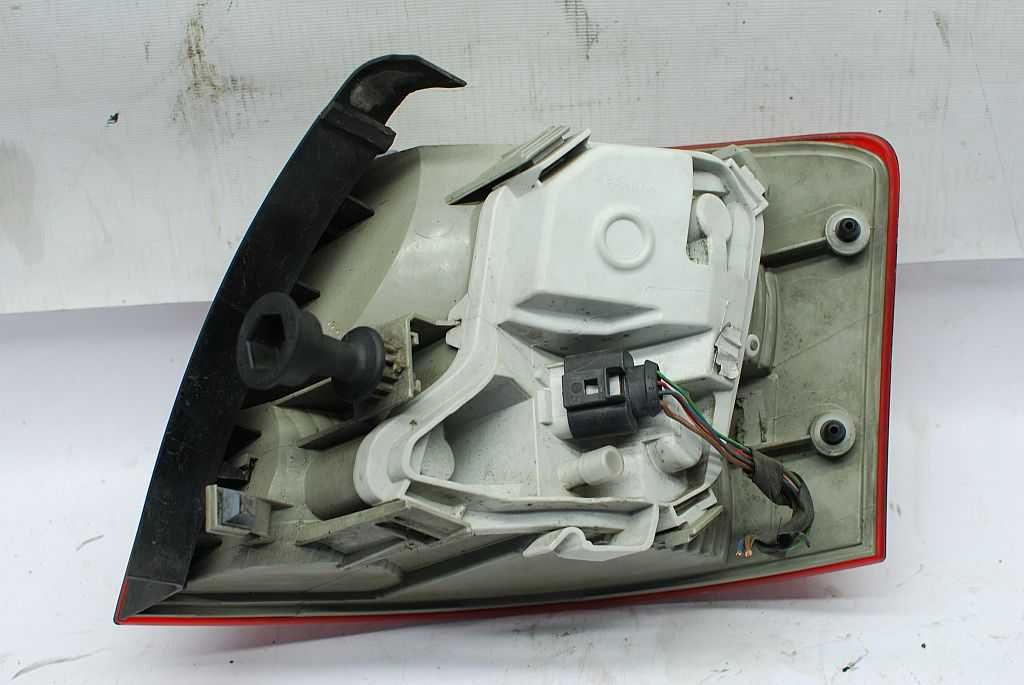 Lampa Tylna Lewa Błotnik Oryginalna Wkład Eu 095E Audi A4 B7 Avant