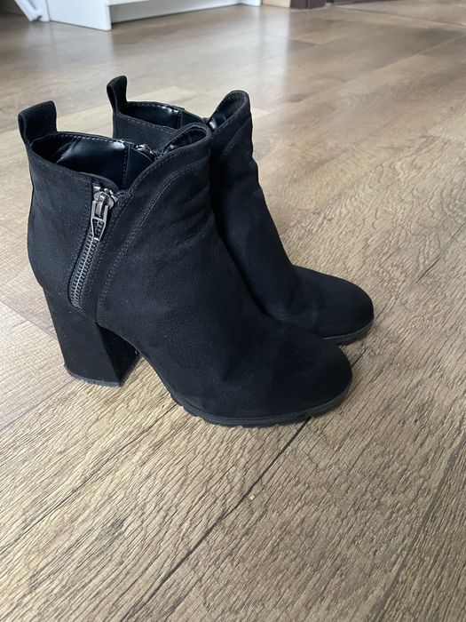 Botki zamszowe 36 czarne wiosenne, jesienne bershka