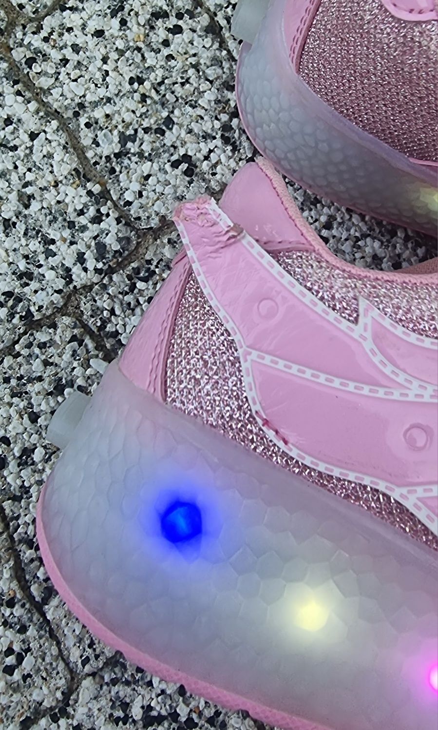 Buty Świecące LED jeżdżące na dwóch kółkach. Ładowane. Rozmiar 34