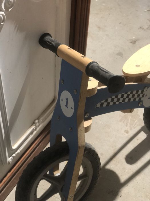 Bicicleta de madeira para ceiança