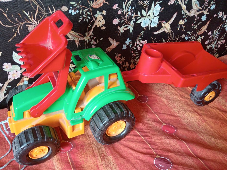 Трактор з причепом