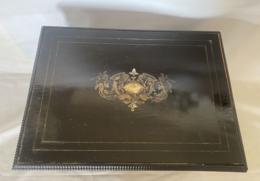 Licoreira Napoleao III com garrafas e copos em cristal