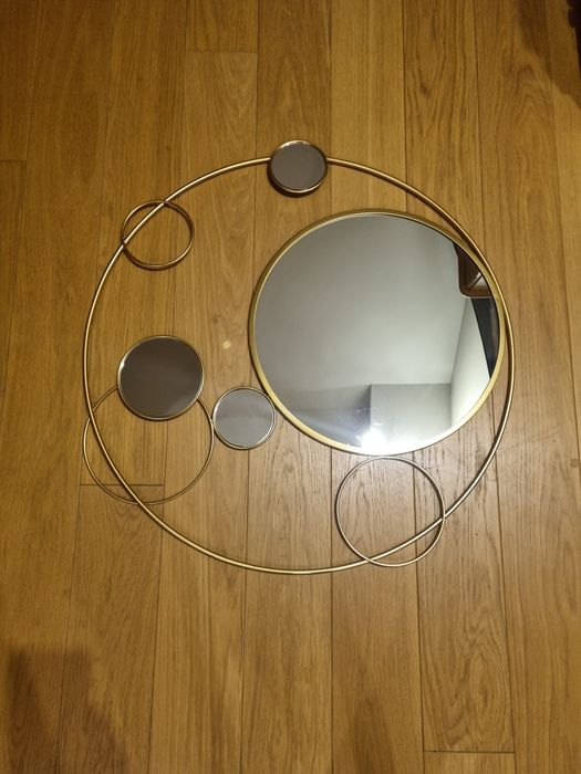 Lustro Domadorio, dekoracja ściany