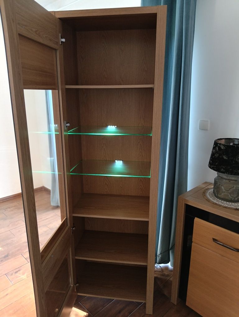 Zestaw mebli( komoda, słupek szklany, stolik kawowy, komoda pod telewi