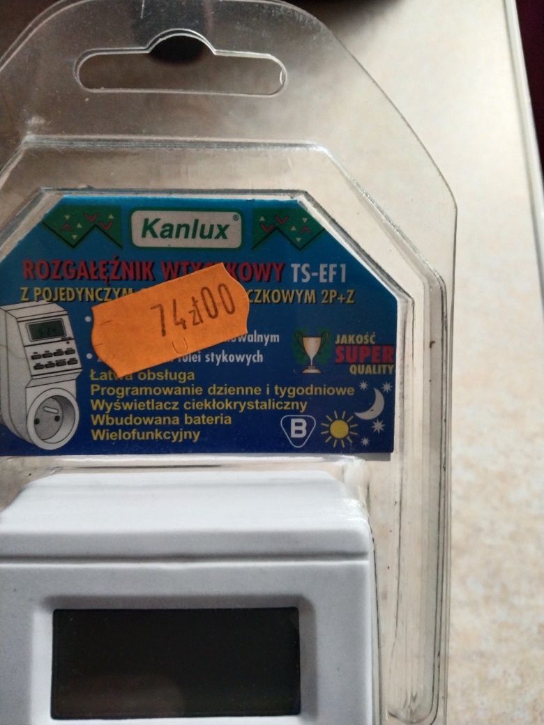 Programator elektyczny,rozgałęźnik wtykowy z zegarem.