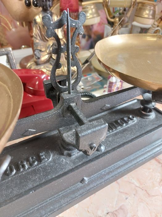 Antiga balança em ferro fundido e latão 5kg 

Balança mecânica, c