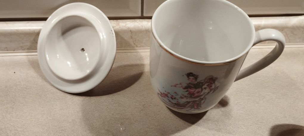 Kubek z przykrywką np. do parzenia herbaty, chińska porcelana z PRL-u