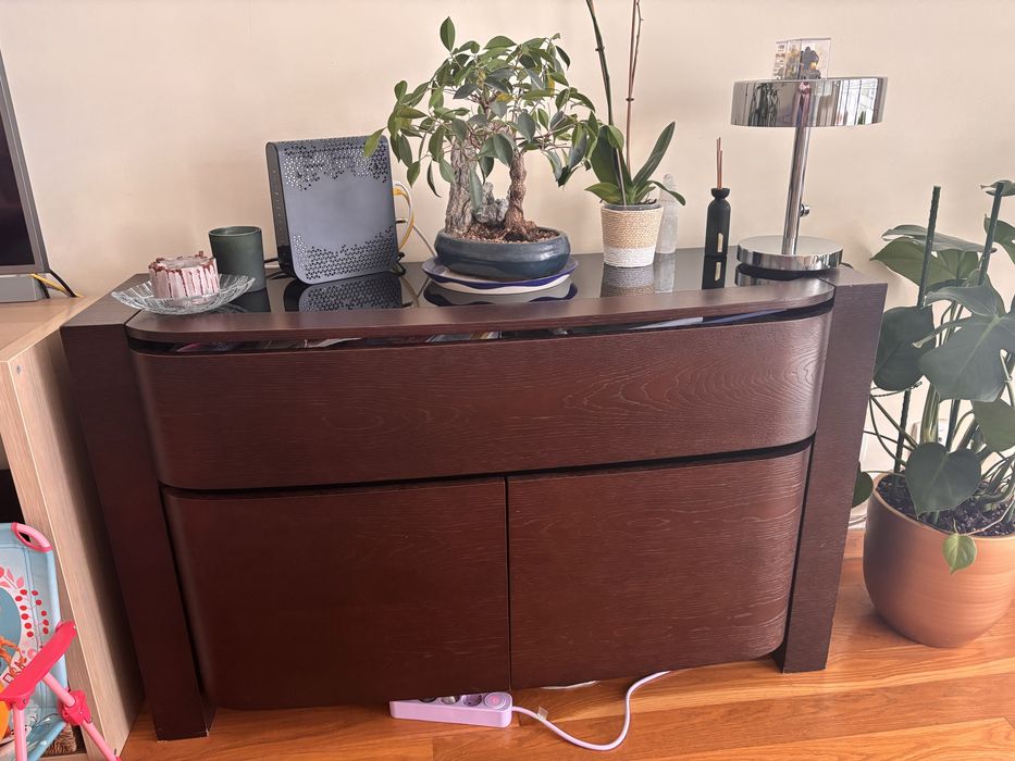 Móvel castanho de madeira