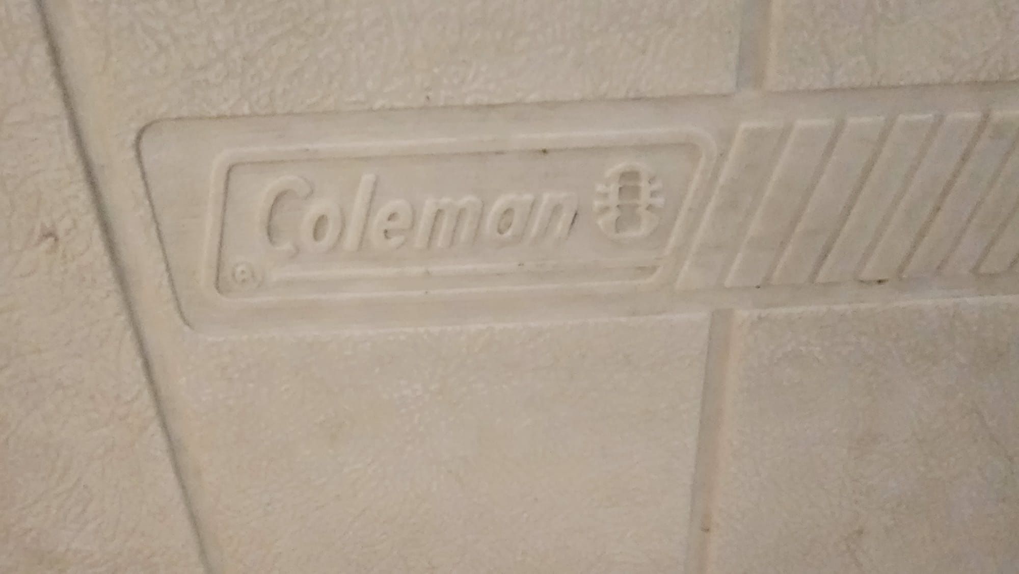 Arca Coleman com assas de transporte