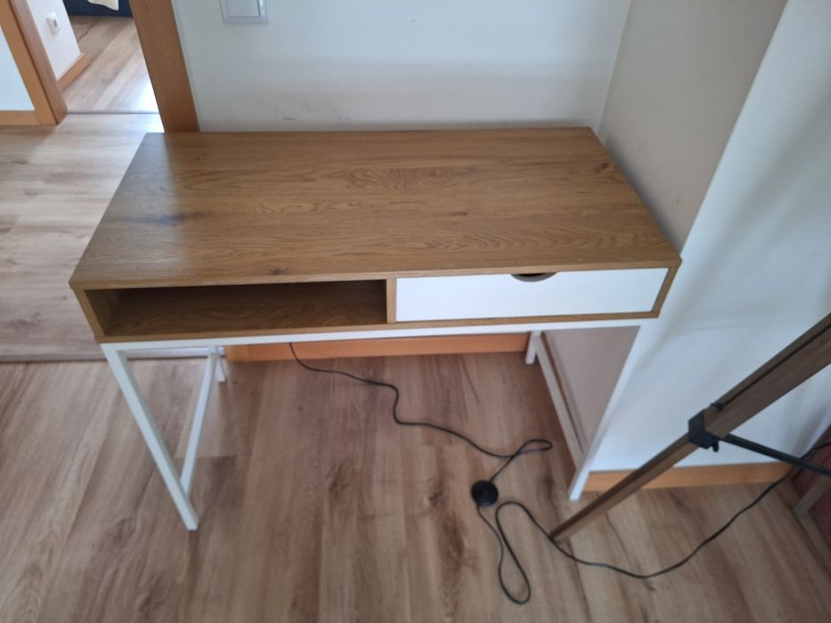 Secretária praticamente nova