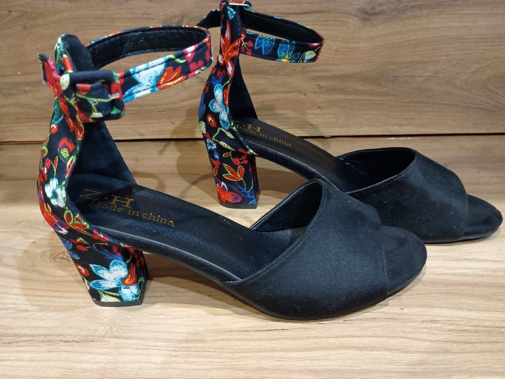 Piękne kwieciste buty na słupku