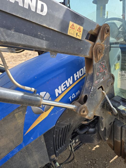 Trator New Holland T4.95 com Carregador Frontal