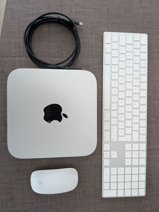 Mac mini m2 com rato e teclado